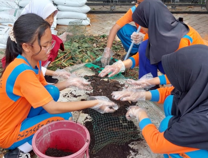 Praktik Pembuatan Pupuk Kompos Siswa SDN Ulujami 06 Pagi